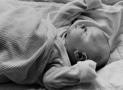 4aa囊胚移植第九天早孕试纸颜色没加深正常吗？